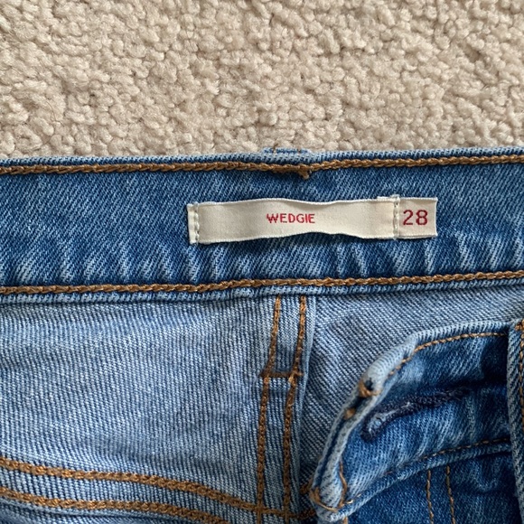 Levi’s Wedgie W28. Like-new condition. Distressed at knees. - Picture 3 of 3